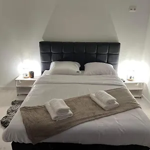 Prachtige In Centrum Met Badkamer ! Appartement